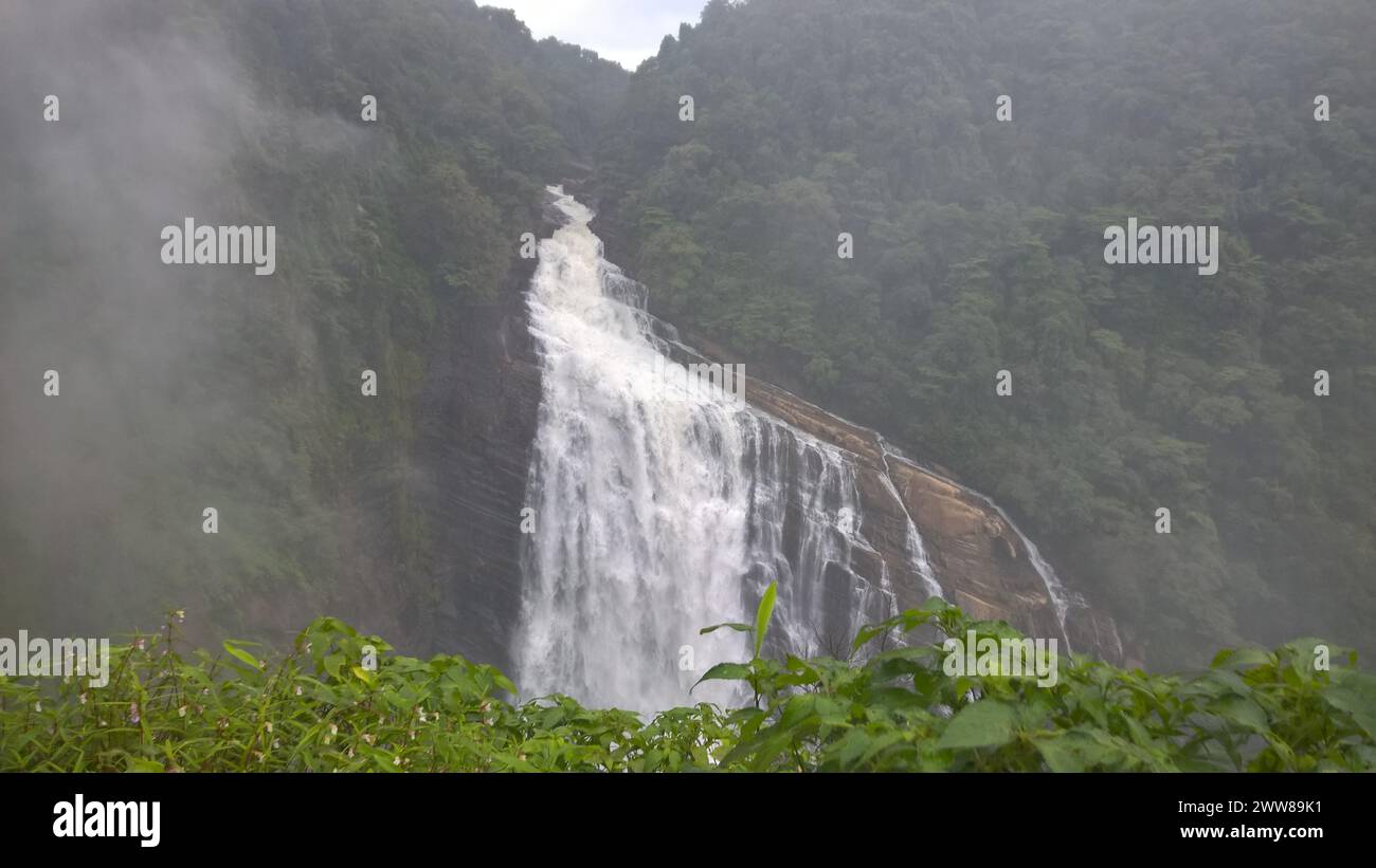 Splendide cascate in mezzo ai ghat occidentali di Karnataka, India Foto Stock