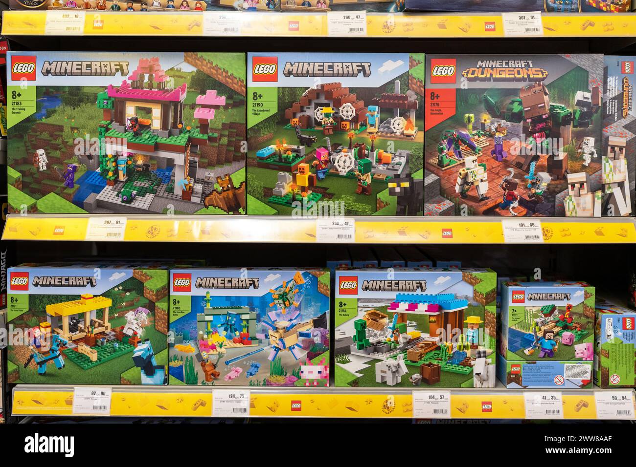 LEGO Minecraft si trova sugli scaffali dei negozi. Kit di costruzione LEGO in vendita presso il Lego Store. Minsk, Bielorussia - 22 marzo 2024 Foto Stock