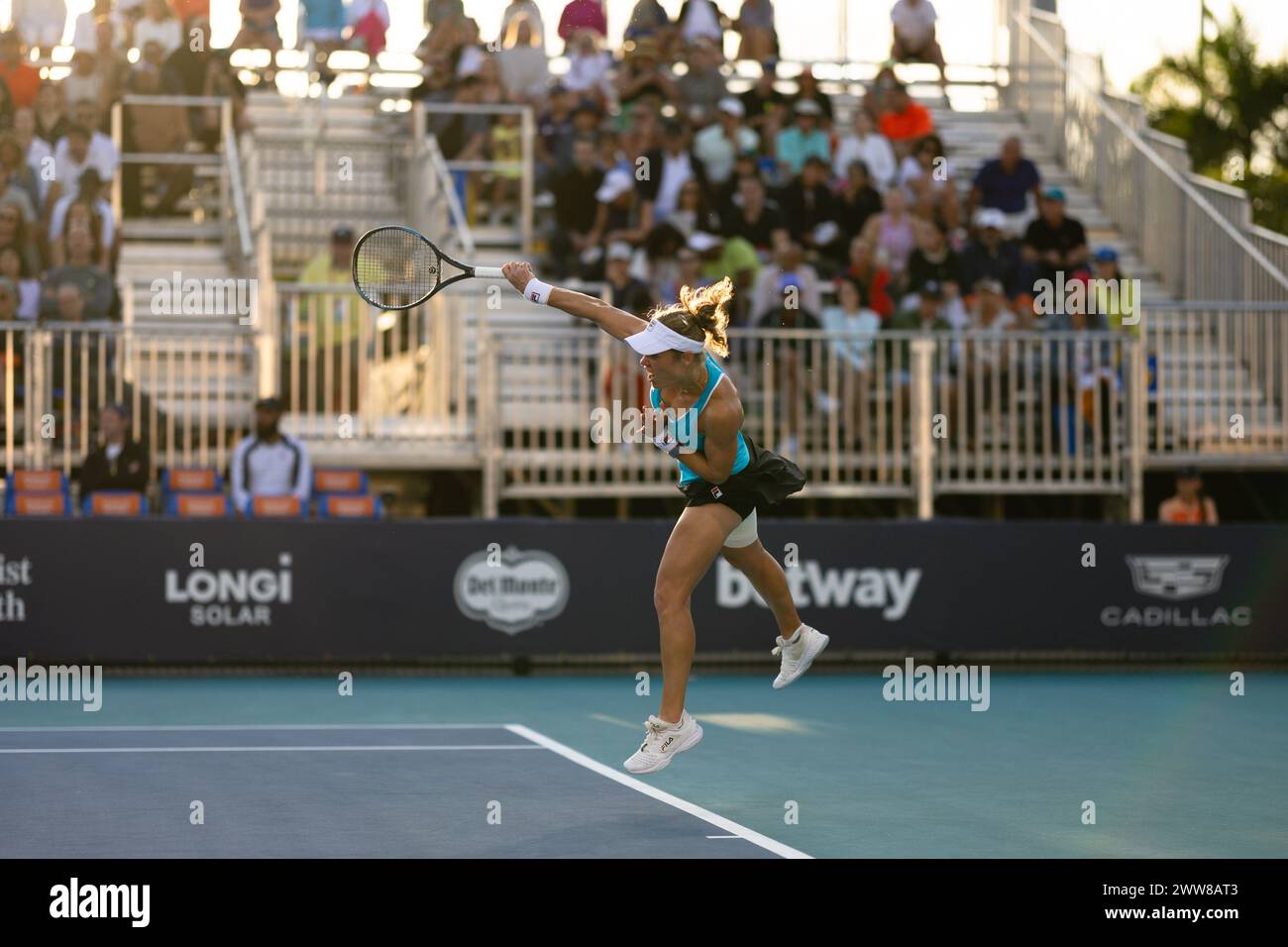 MIAMI GARDENS, FLORIDA - 21 MARZO: Laura Siegemund della Germania serve contro Jelena Ostapenko della Lettonia durante il loro match il giorno 6 del Miami Open all'Hard Rock Stadium il 21 marzo 2024 a Miami Gardens, Florida. (Foto di Mauricio Paiz) Foto Stock