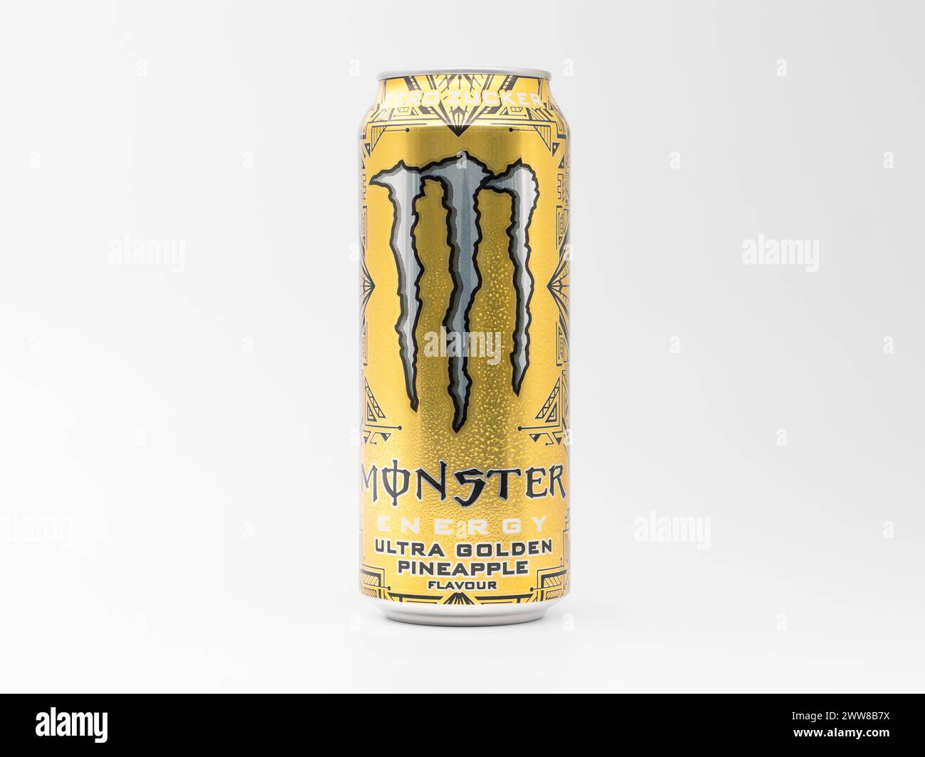 Bevanda Monster Energy Ultra Gold. La bevanda energetica senza zucchero si trova in un barattolo dorato con un artiglio d'argento. Il sapore dell'ananas è privo di calorie. Foto Stock