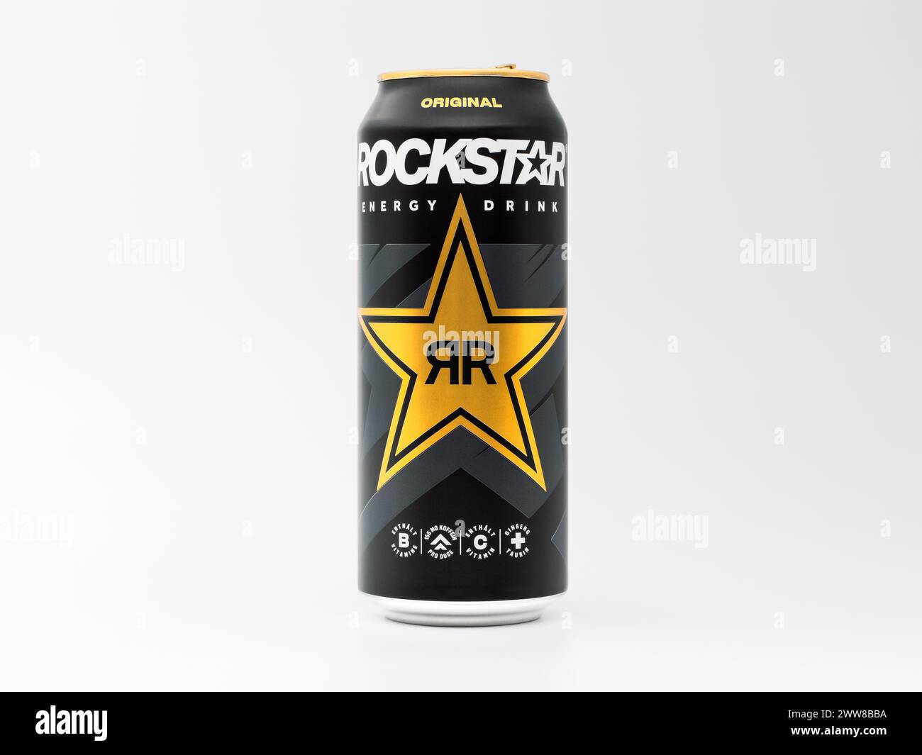 Rockstar Energy drink bevanda dal sapore originale nel nuovo design. La lattina nera opaca con il logo Golden Star è un prodotto di tendenza popolare. Foto Stock