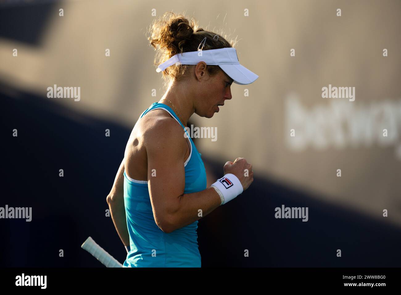 MIAMI GARDENS, FLORIDA - 21 MARZO: Laura Siegemund della Germania fa il pugno il 6° giorno del Miami Open all'Hard Rock Stadium il 21 marzo 2024 a Miami Gardens, Florida. (Foto di Mauricio Paiz) Foto Stock