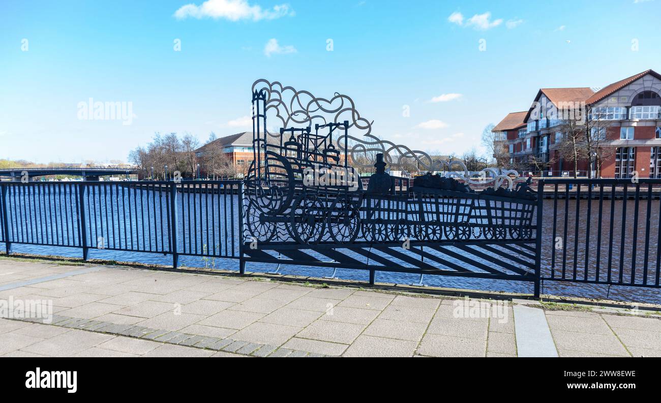 Opere d'arte di locomozione sulle ringhiere dei River Tees a Stockton-on-Tees, Inghilterra, Regno Unito Foto Stock
