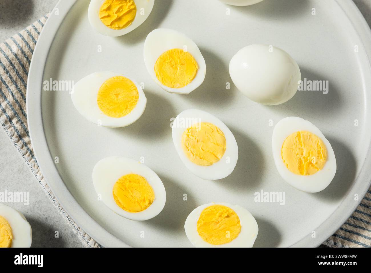 Uova sode cotte sane pronte da mangiare Foto Stock