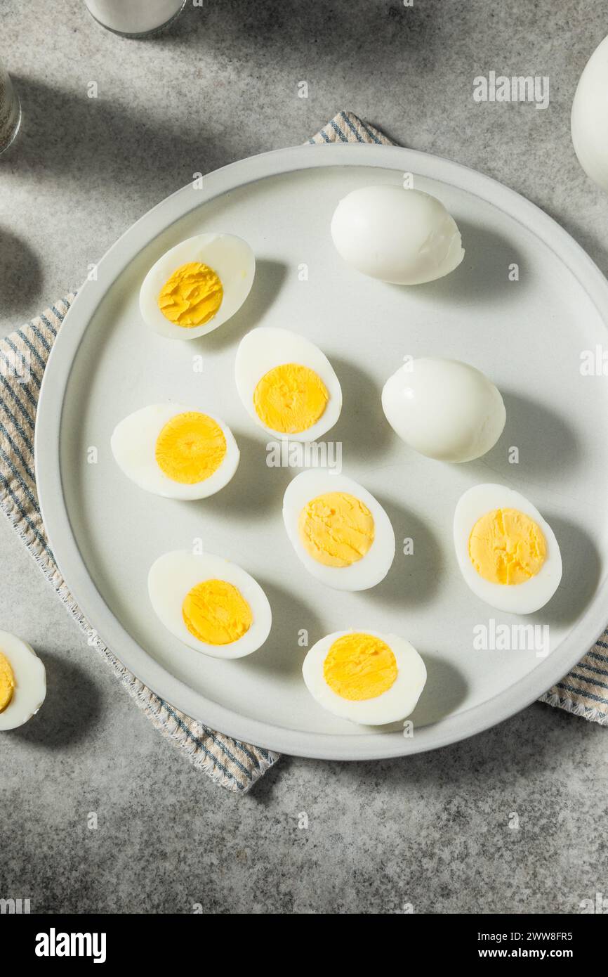 Uova sode cotte sane pronte da mangiare Foto Stock