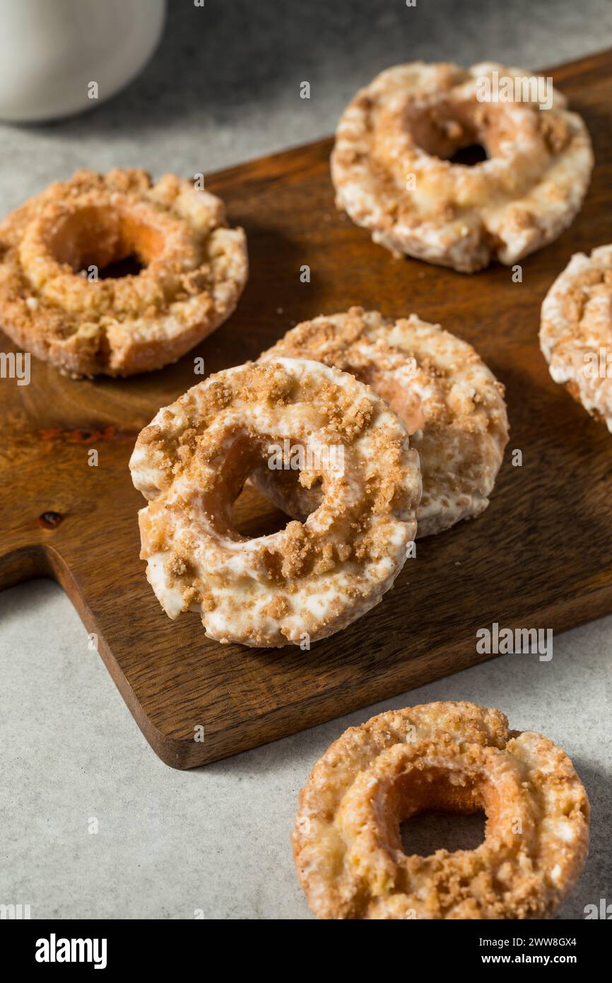 Le ciambelle fritte in vecchio stile sono pronte per la colazione Foto Stock