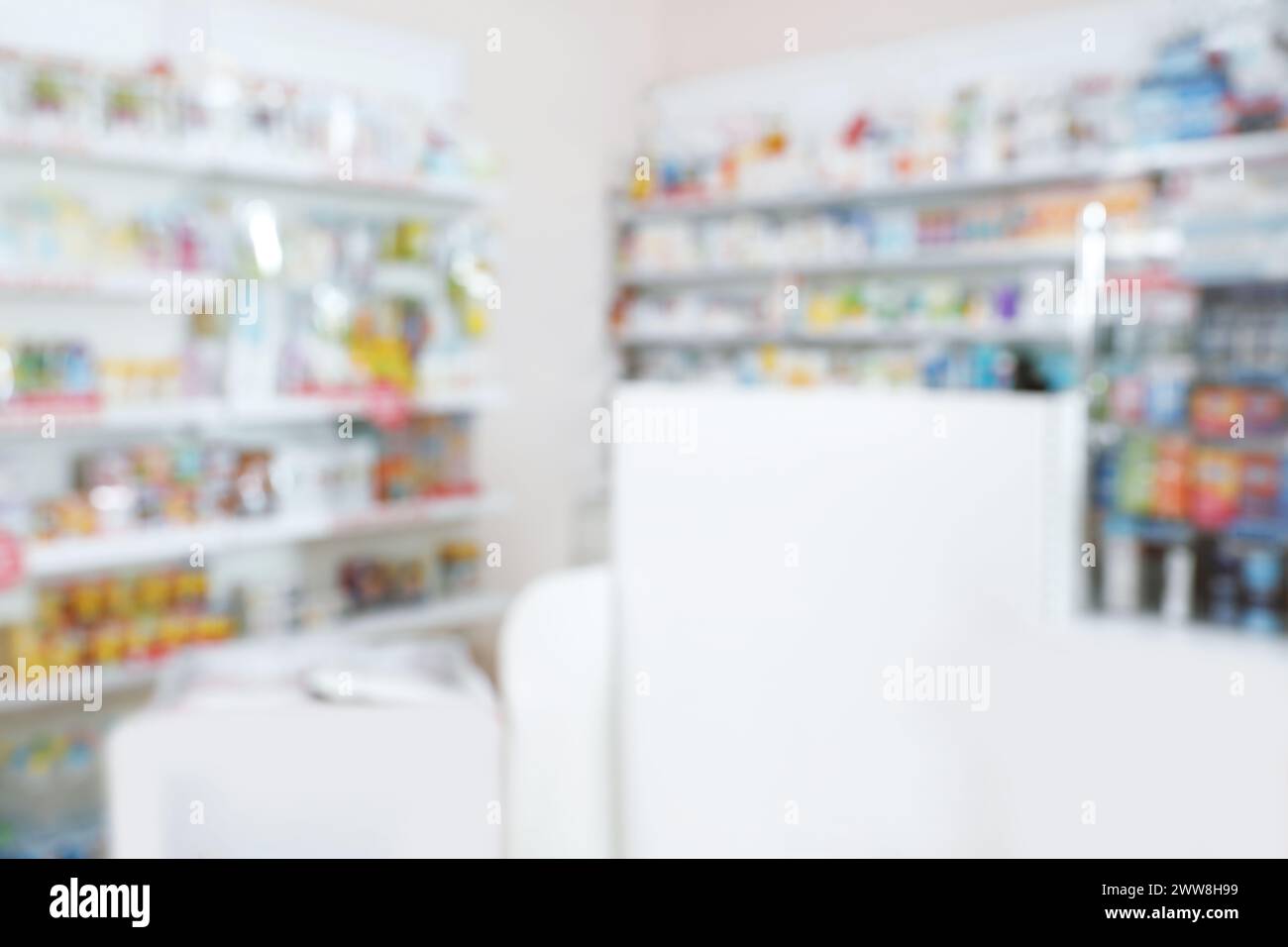 Interno della farmacia con diversi prodotti farmaceutici, vista sfocata Foto Stock