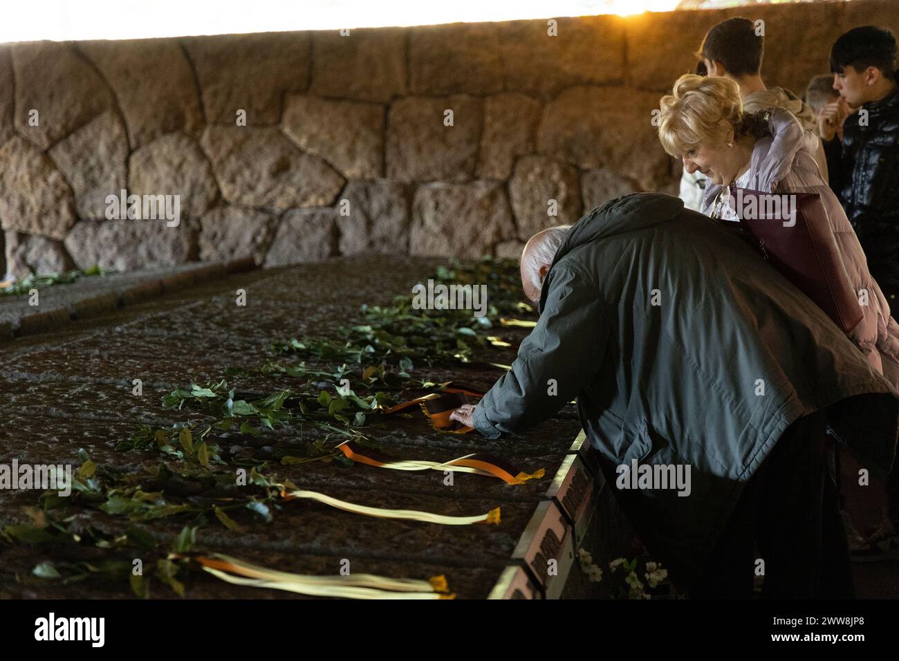 La gente lascia fiori sulla tomba di uno dei morti durante il massacro di fosse Ardeatine a Roma, avvenuto il 24 marzo 1944 (foto di Matteo Nardone/Pacific Press/Sipa USA) Foto Stock