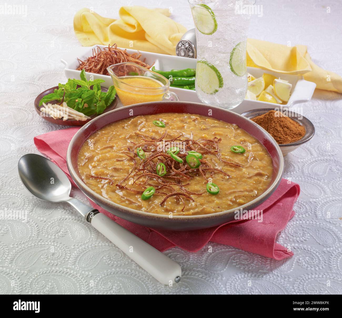 Haleem e chiamato anche Hareesa. Si tratta di farine di cereali preparate con chicchi di grano, farina d'avena, lenticchie, pollo o carne di manzo e spezie. Foto Stock