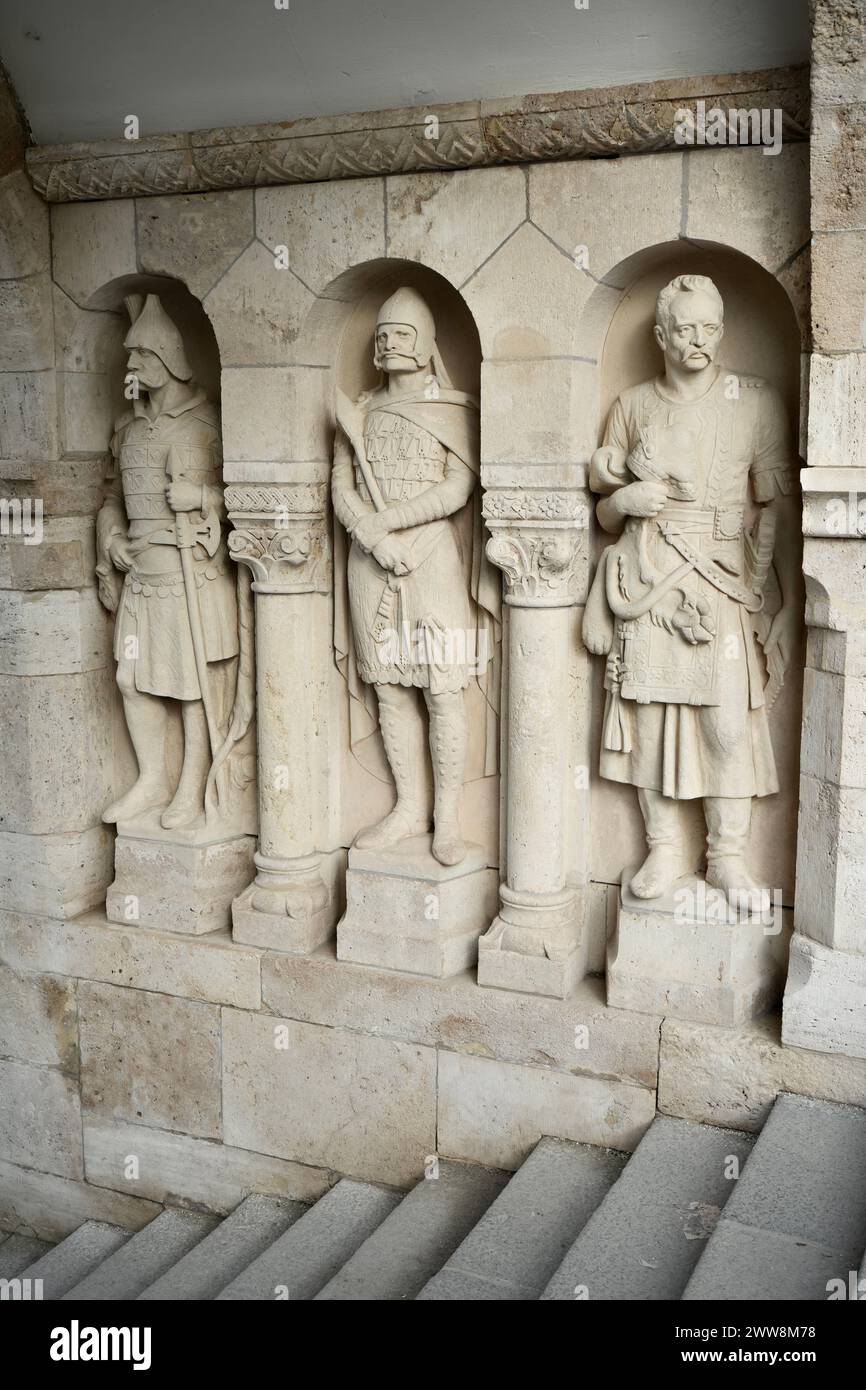 Statue di guerrieri dell'epoca di Árpád a guardia delle scale al Bastione dei pescatori. Foto Stock