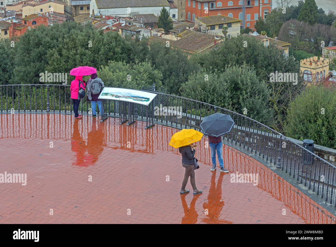 Firenze, Italia - 2 febbraio 2018: Turisti con ombrello piovoso Meteo Inverno giorno di viaggio. Foto Stock