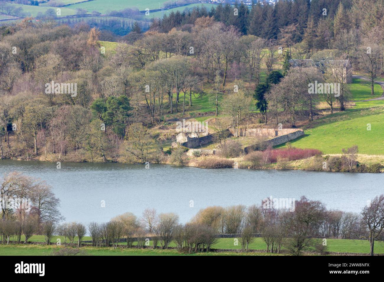 Lochcote Reservoir vicino a Linlithgow visto da Cockleroy Hill nel Beecraigs Country Park Foto Stock