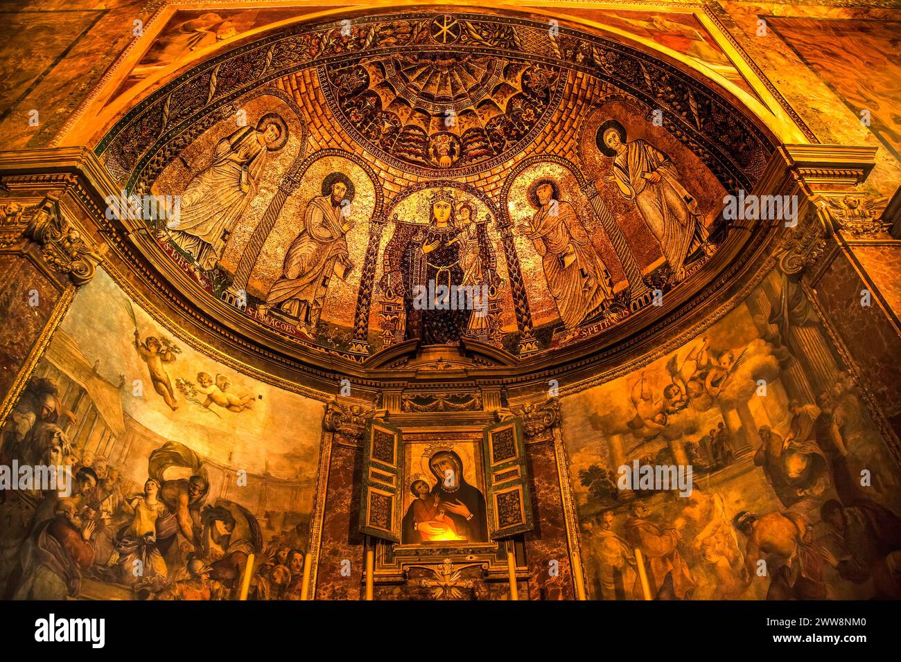 Antico Mosaico di Maria Gesù Santi Santa Francesca Romana Basilica foro Roma Italia. Chiesa costruita nell'VIII secolo. Mosaico 950 d.C. Icona del V secolo ma Foto Stock