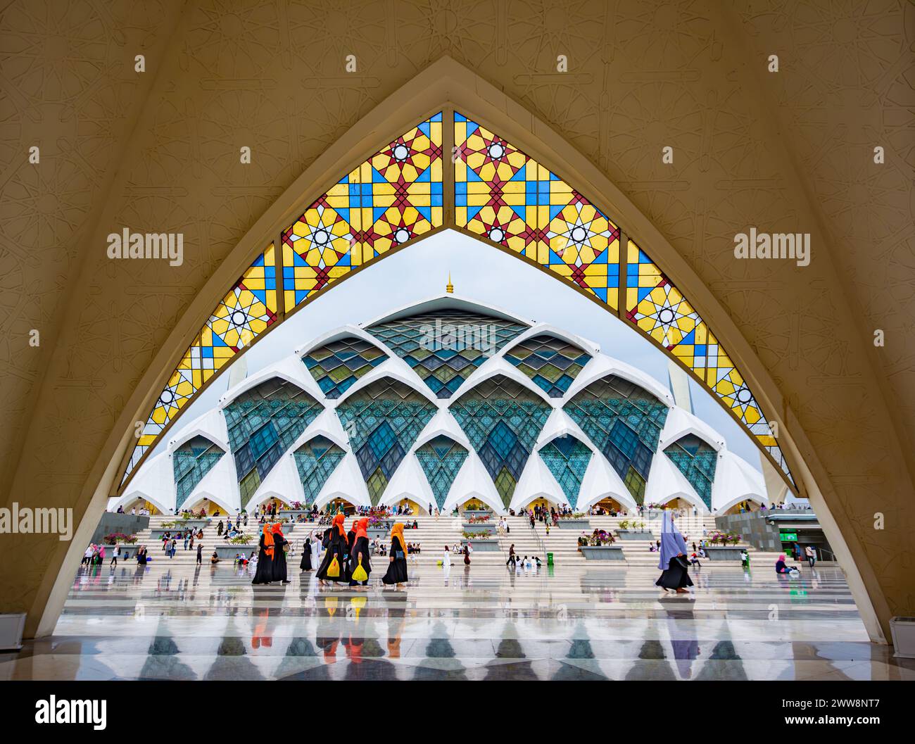 Bandung, Indonesia - 4 novembre 2023: L'arco nella grande Moschea di al Jabbar, con molti fedeli Foto Stock