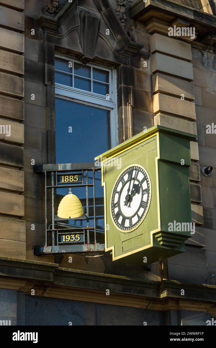 Ex grande magazzino Co-operativo di Leven con orologio con alveare cooperativo Foto Stock