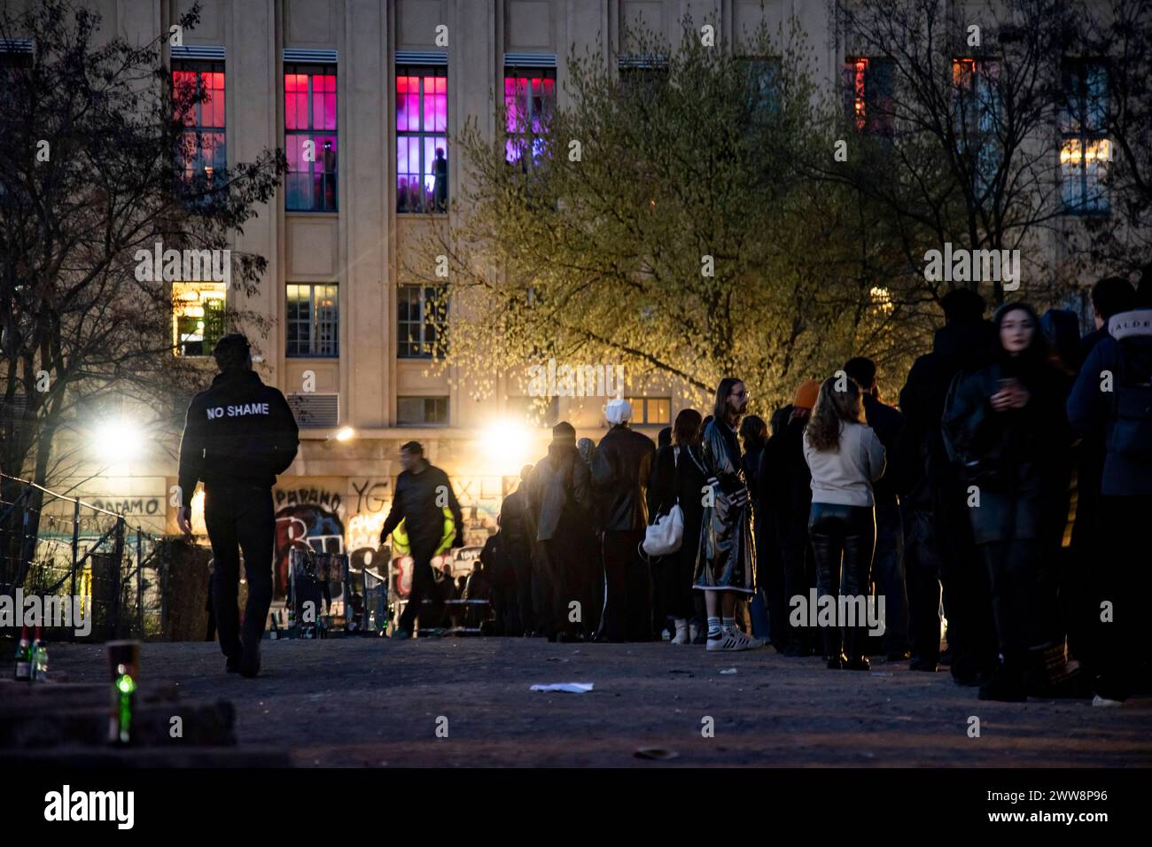 Menschen stehen Schlange vor dem Techno-Klub Berghain a Berlino AM 17. März 2024. Berliner Techno-Kultur in das Verzeichnis des immateriellen deutschen Kulturguts aufgenommen *** persone in coda davanti al Berghain techno club di Berlino il 17 marzo 2024 la cultura techno di Berlino è stata aggiunta alla lista dei beni culturali immateriali tedeschi Foto Stock