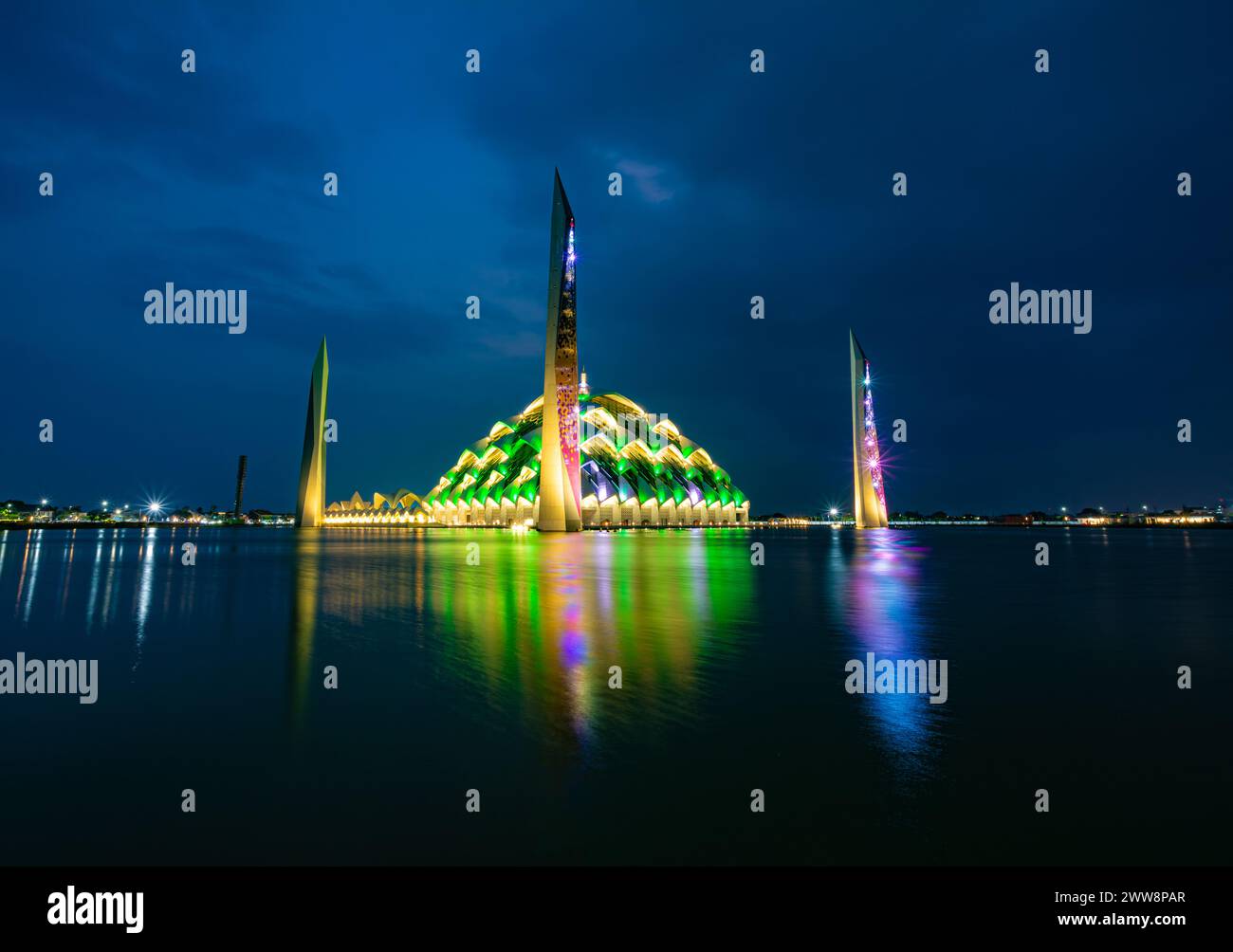 Bandung, Indonesia - 4 novembre 2023: Grande Moschea al Jabbar di notte (ora blu) con lampade e riflessi nello stagno Foto Stock
