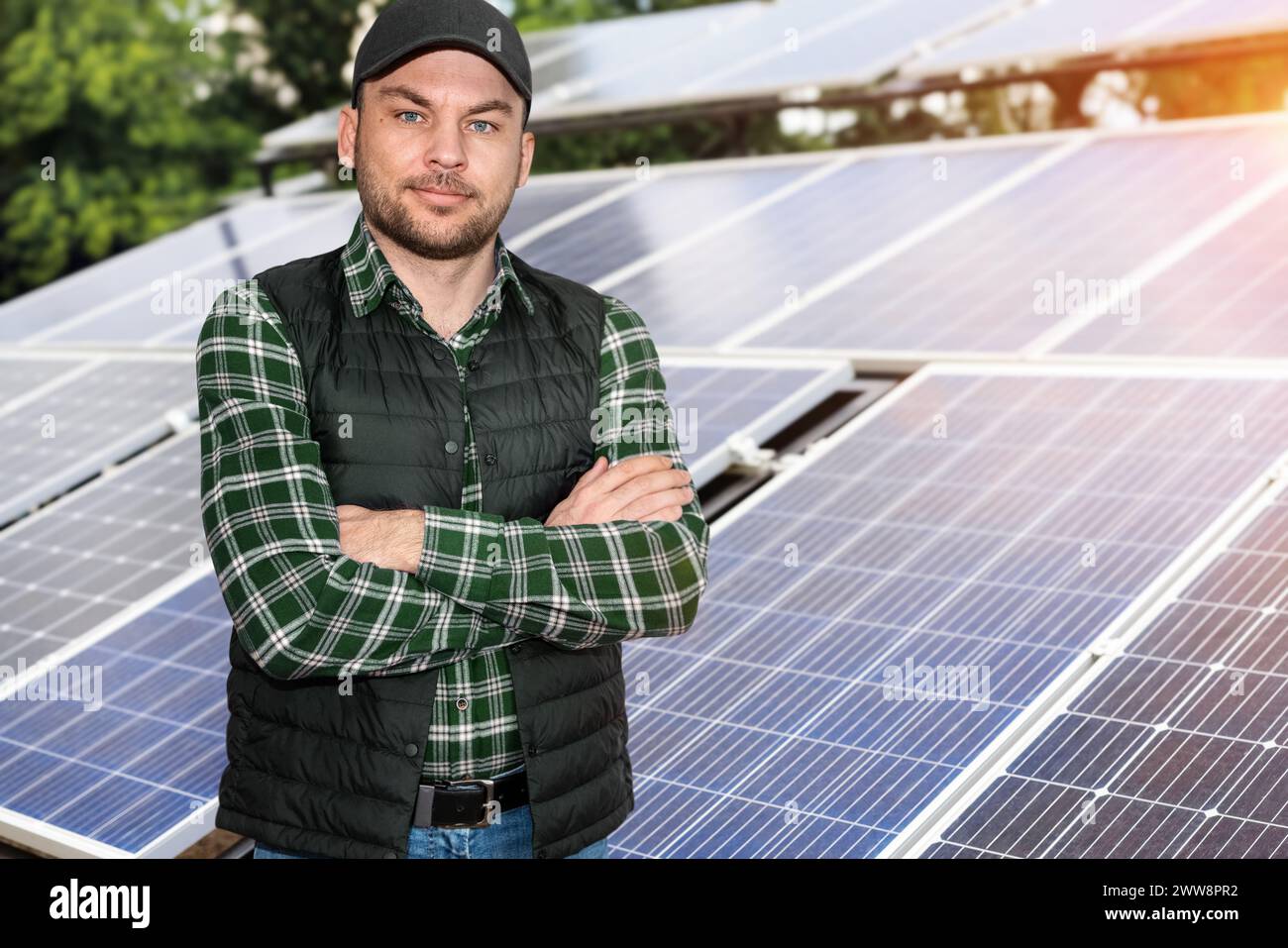Ritratto dello specialista della manutenzione o ingegnere di impianti solari. Foto Stock