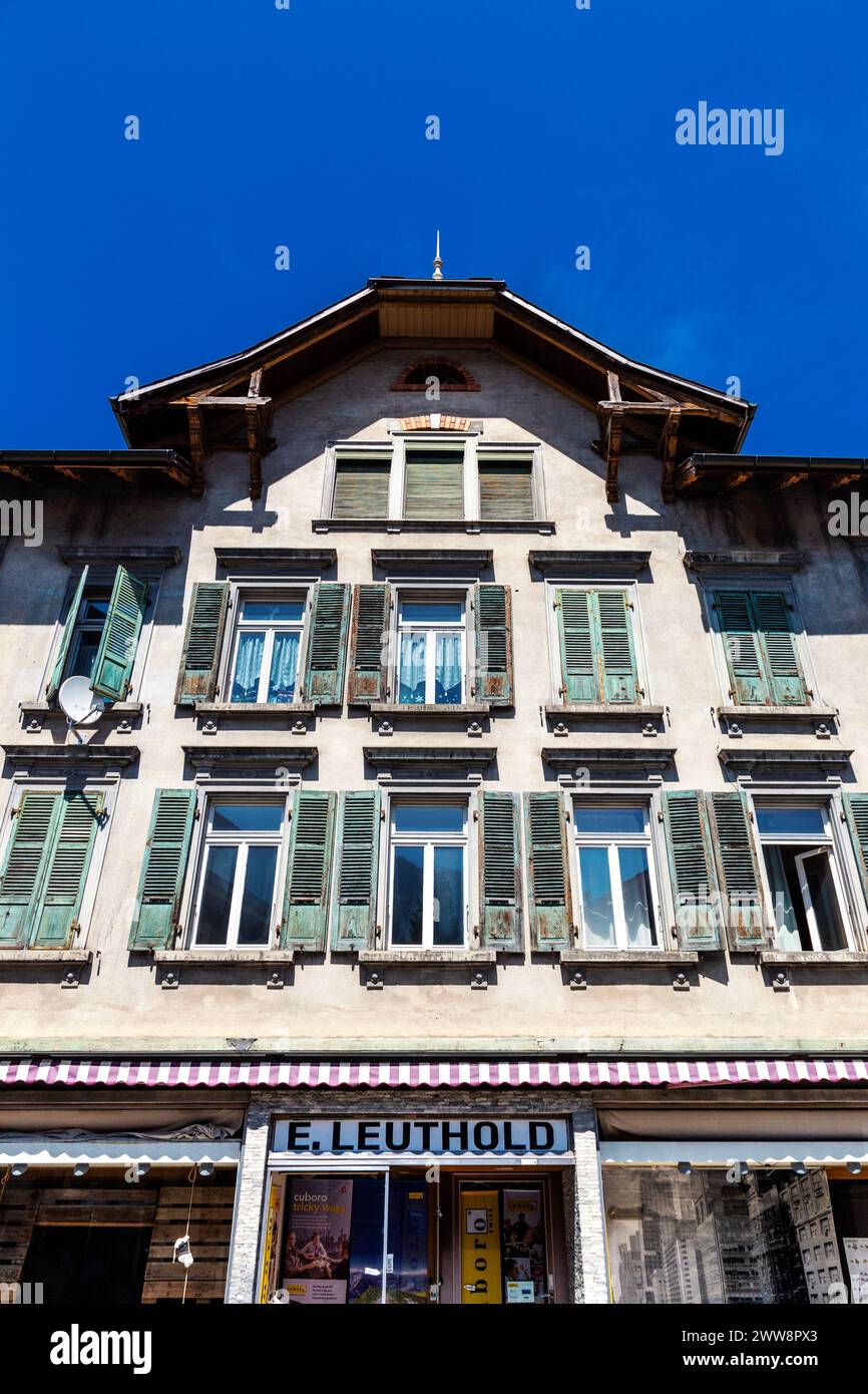 Esterno di una casa con persiane e negozio e Leuthold, Meiringen, Svizzera Foto Stock