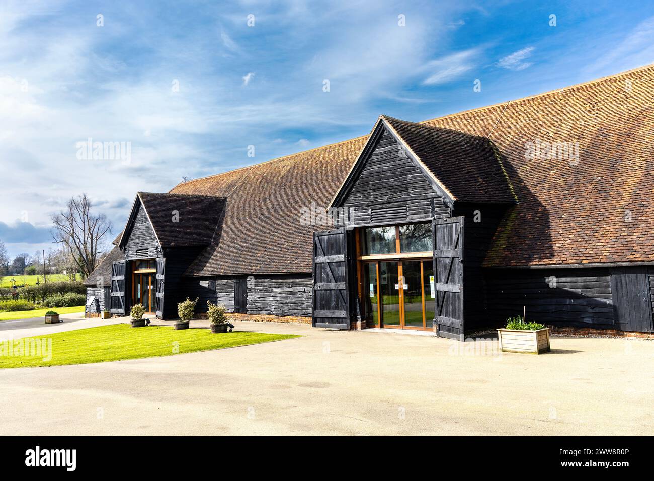 Esterno della Great Barn del XVI secolo, parte del maniero e museo di lapidi, Harrow, Londra, Inghilterra Foto Stock