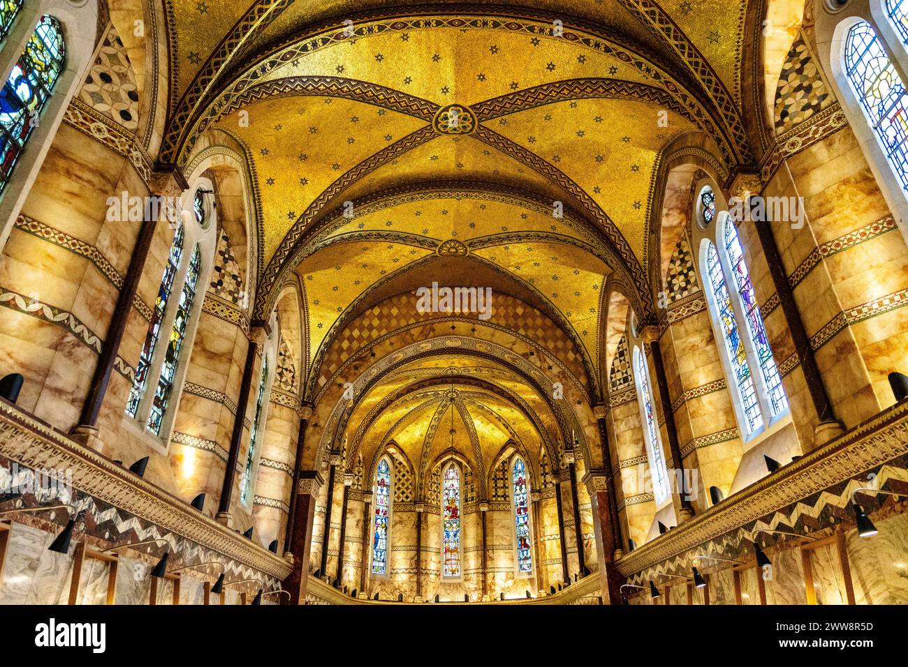 Soffitto a mosaico d'oro della Fitzrovia Chapel, Pearson Square, Londra, Inghilterra Foto Stock
