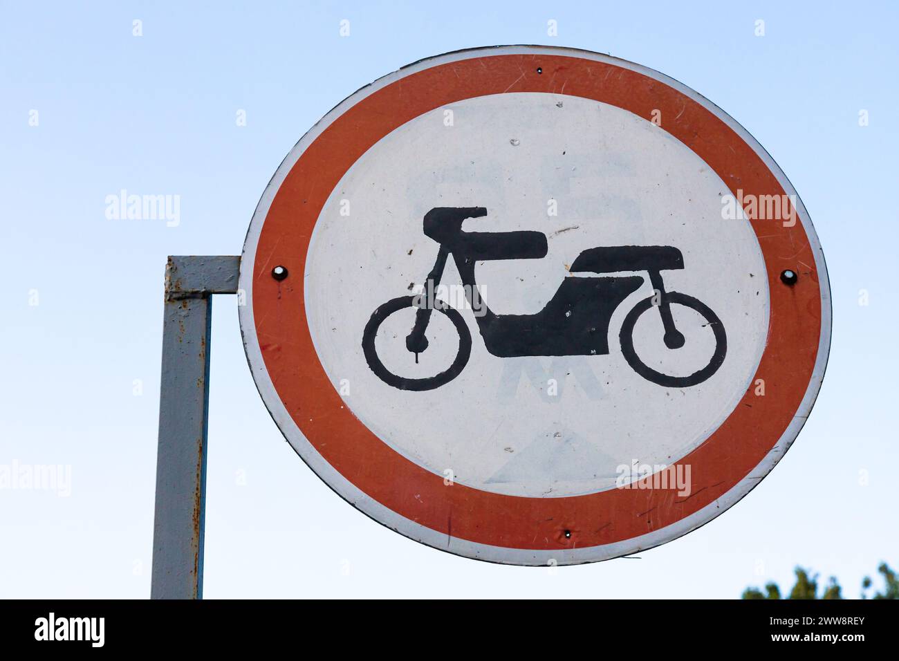 Cartello stradale olandese: Nessun accesso per ciclomotori, biciclette a motore o carrozze non valide a motore. Foto Stock