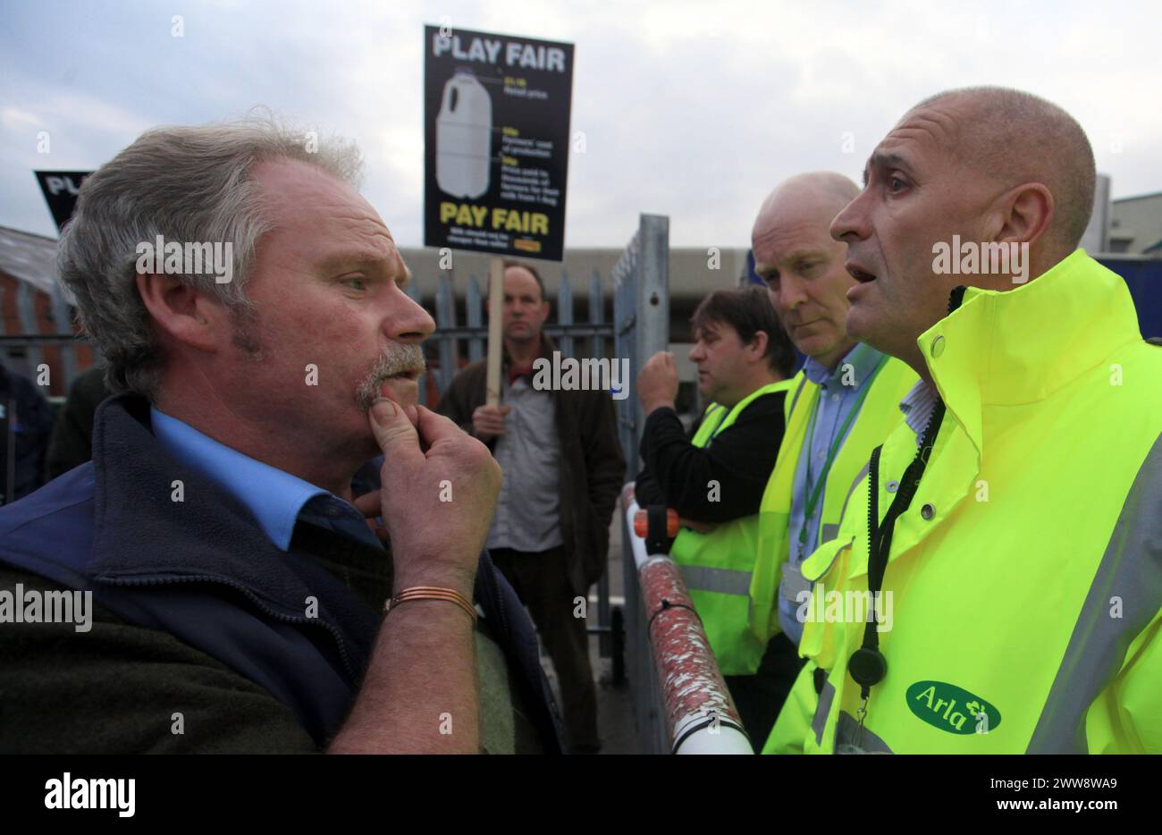 19/07/12 ***VIDEO DISPONIBILE SU RICHIESTA***..Farmers for Action Prostor, Andrew Hemmings, si rivolge al personale di sicurezza Arla presso il centro di trattamento pla Foto Stock