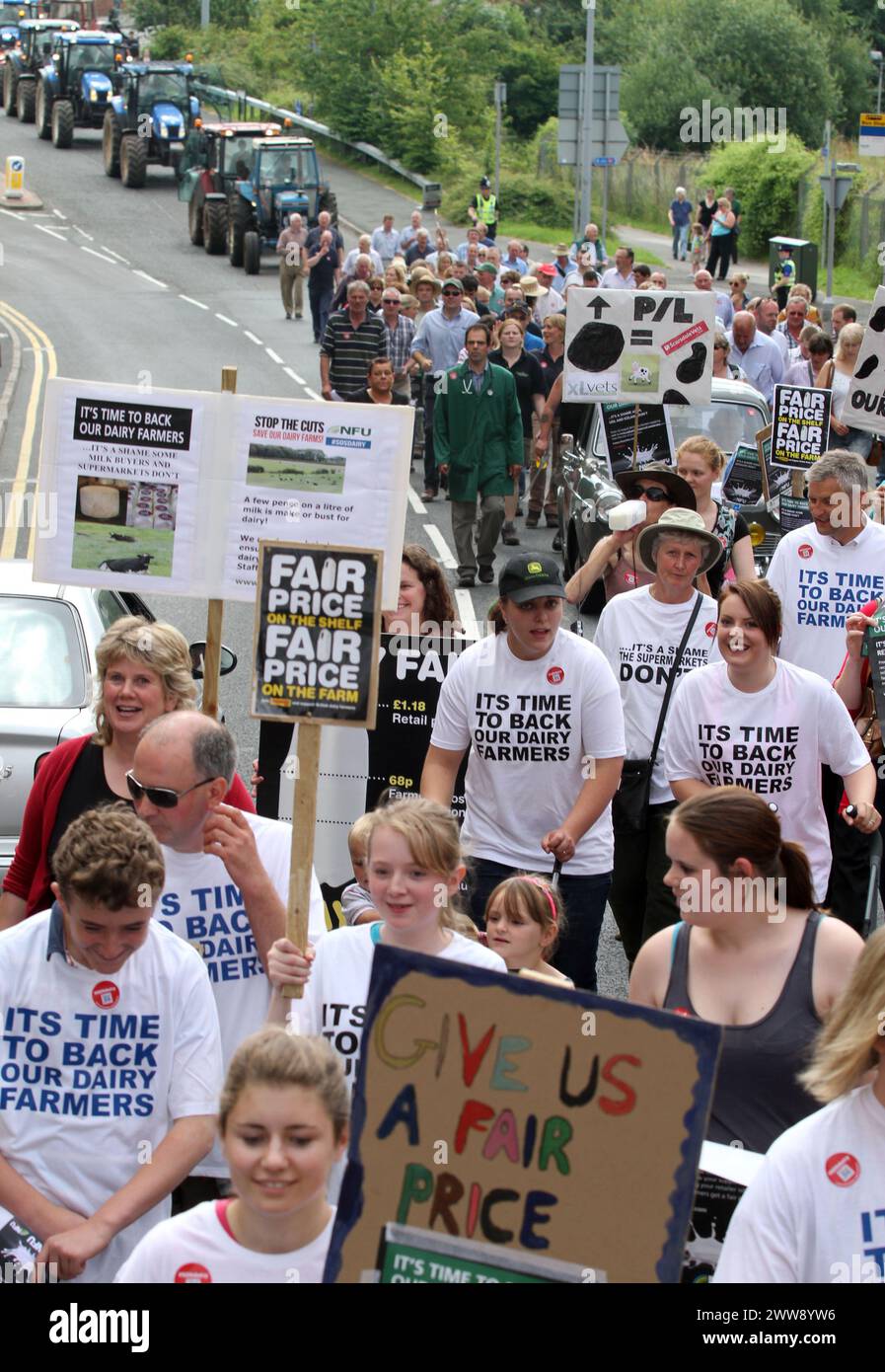 24/07/12..i manifestanti degli agricoltori per l'azione marciano attraverso Uttoxeter, staffordshire, portando la città a un punto morto e dando latte gratuito alla gente Foto Stock
