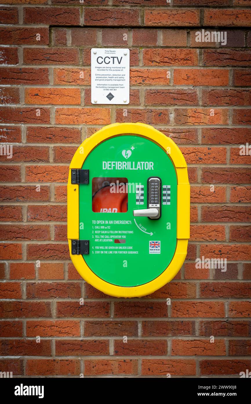 Defibrillatore semiautomatico esterno (AED) montato in un contenitore chiuso a chiave con ingresso controllato da tastiera Foto Stock