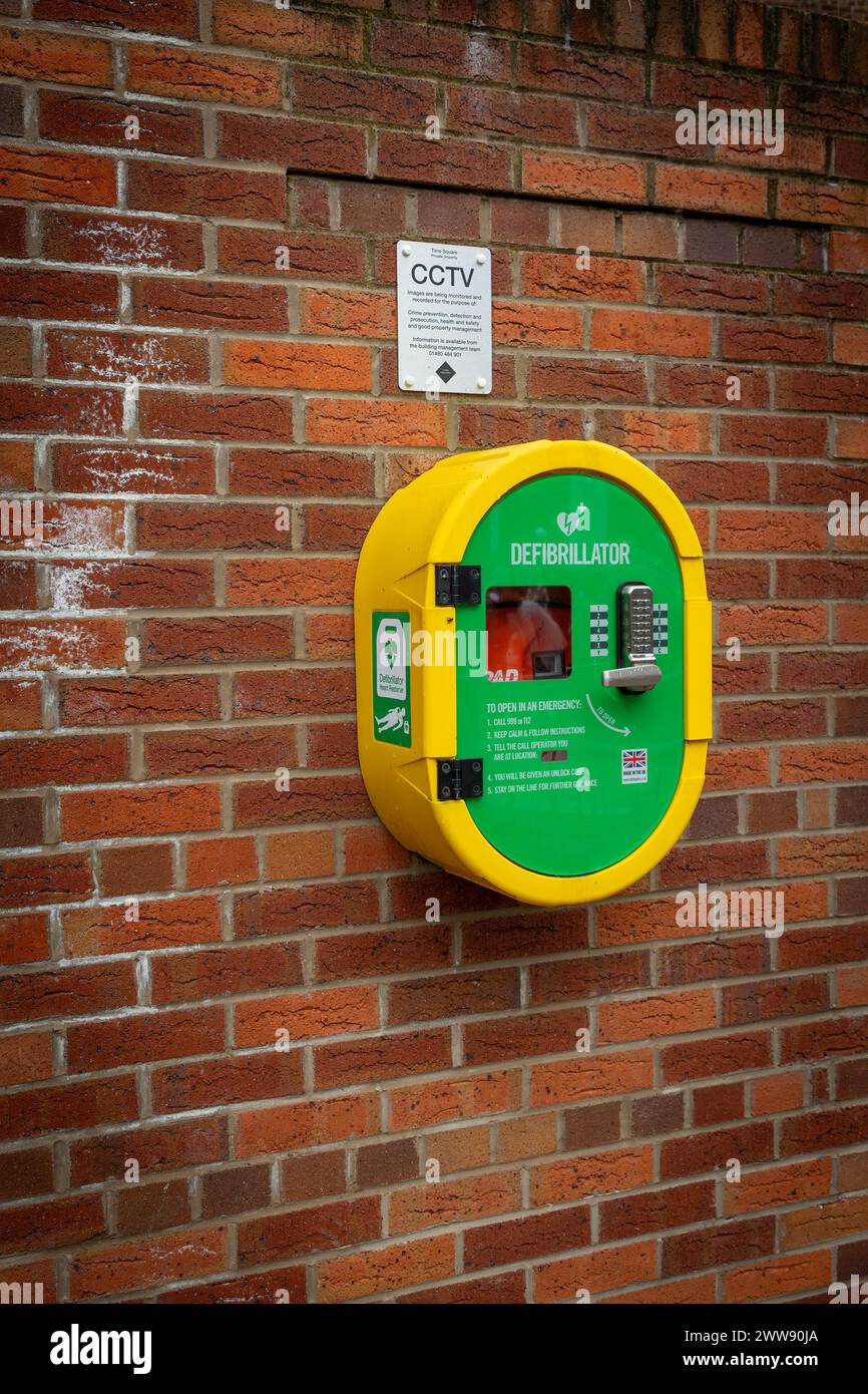 Defibrillatore semiautomatico esterno (AED) montato in un contenitore chiuso a chiave con ingresso controllato da tastiera Foto Stock