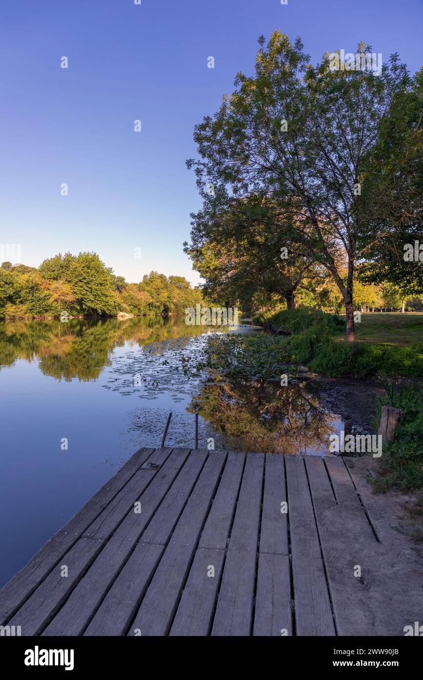 Francia, Nouvelle-Aquitaine, Saint-Brice, il fiume Charente con molo di legno Foto Stock