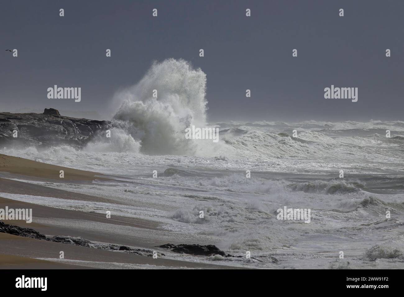 Tipica tempesta di mare sulla costa settentrionale del portogallo. Foto Stock