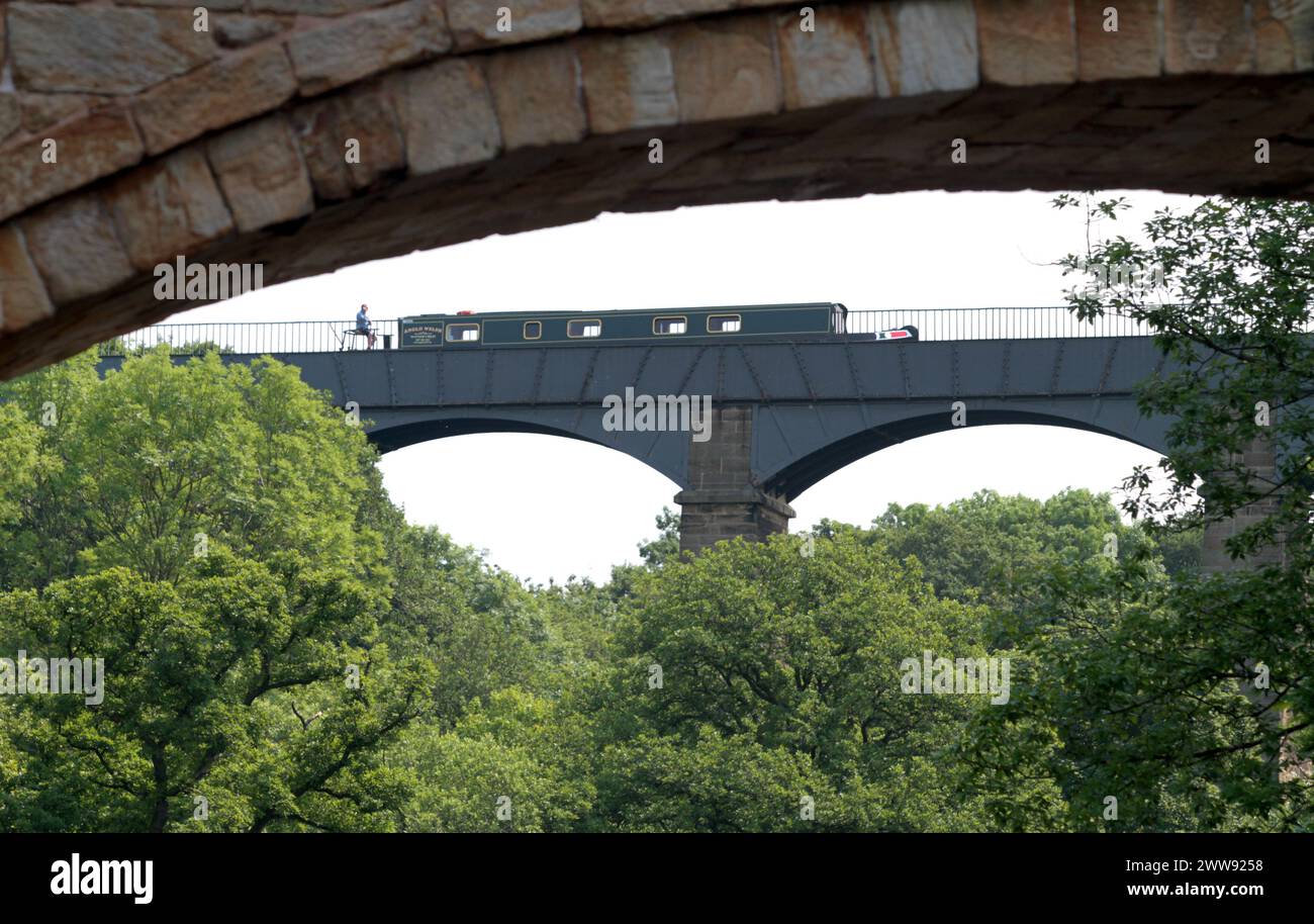 26/06/13 è un bel tempo per andare in barca, mentre il sole splende su una barca stretta mentre naviga sopra l'acquedotto più alto e più lungo della Gran Bretagna. T Foto Stock