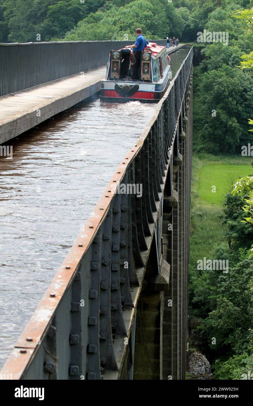 26/06/13 è un bel tempo per andare in barca, mentre il sole splende su una barca stretta mentre naviga sopra l'acquedotto più alto e più lungo della Gran Bretagna. T Foto Stock