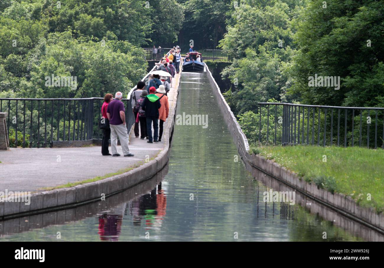 26/06/13 è un bel tempo per andare in barca, mentre il sole splende su una barca stretta mentre naviga sopra l'acquedotto più alto e più lungo della Gran Bretagna. T Foto Stock
