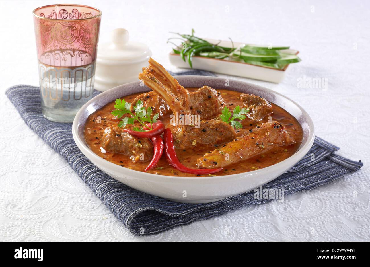 Achar Gosht o Achari Mutton Gosht è uno stufato di montone unico e molto delizioso, cucinato con ingredienti di sottaceti e carne di montone di ottima qualità. Foto Stock