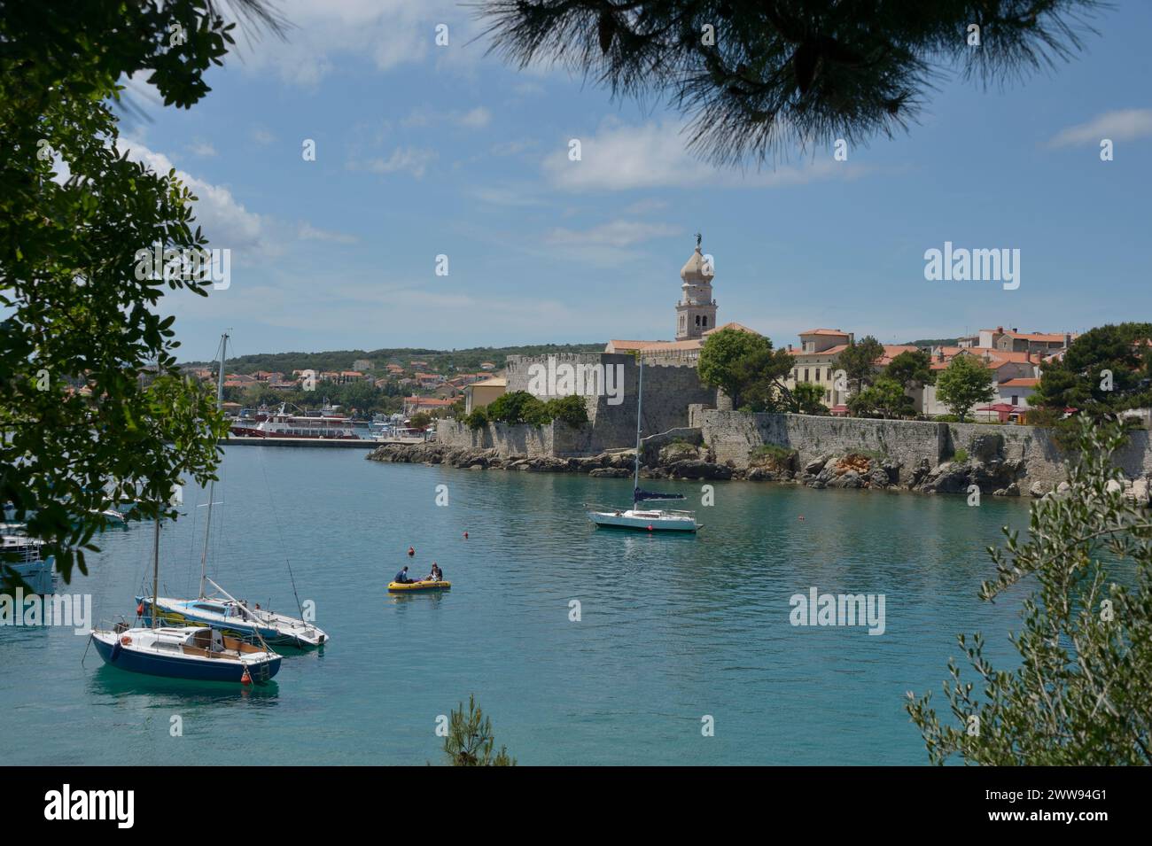 Città di Krk con Bellfry della Chiesa dell'assunzione, mare Adriatico, Primorje-Gorski Kotar County, Croazia Foto Stock