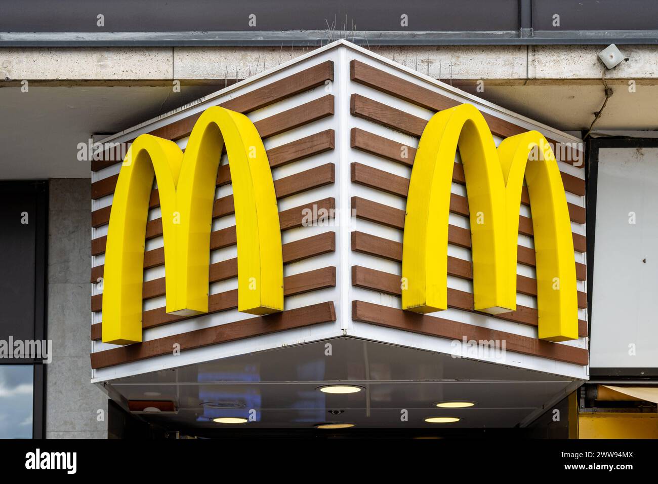 Goldenes M von McDonald S über Eingangsbereich 21.03.24, Francoforte: Symbolfoto, Illustrationsbild, Symbolbild, Illustrationsfoto Goldenes M von McDonald S über Eingangsbereich Das ikonische goldene M, das weltweit bekannte Symbol von McDonald S, prägt den Eingangsbereich, einladend zu einem Erlebnis von Fastfood-Genuss, auch wenn der dazugehörige Laden selbst nicht im Bild zu sehen ist Frankfurt Hessen Germania *** M dorata del McDonald's sopra l'area d'ingresso 21 03 24, foto simbolo di Francoforte, immagine illustrazione, immagine simbolo, foto illustrazione M dorata del McDonald's sopra l'area d'ingresso dell'iconi Foto Stock