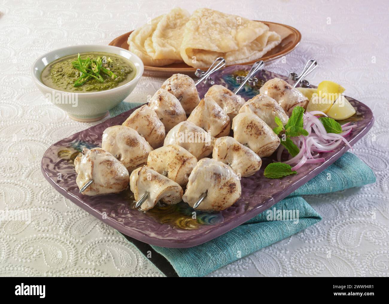 Pollo Malai Boti o Chicken Cream Marinated Kabab è un piatto unico e delizioso barbecue. Serve con salsa al peperoncino verde e paratha caldo. Foto Stock