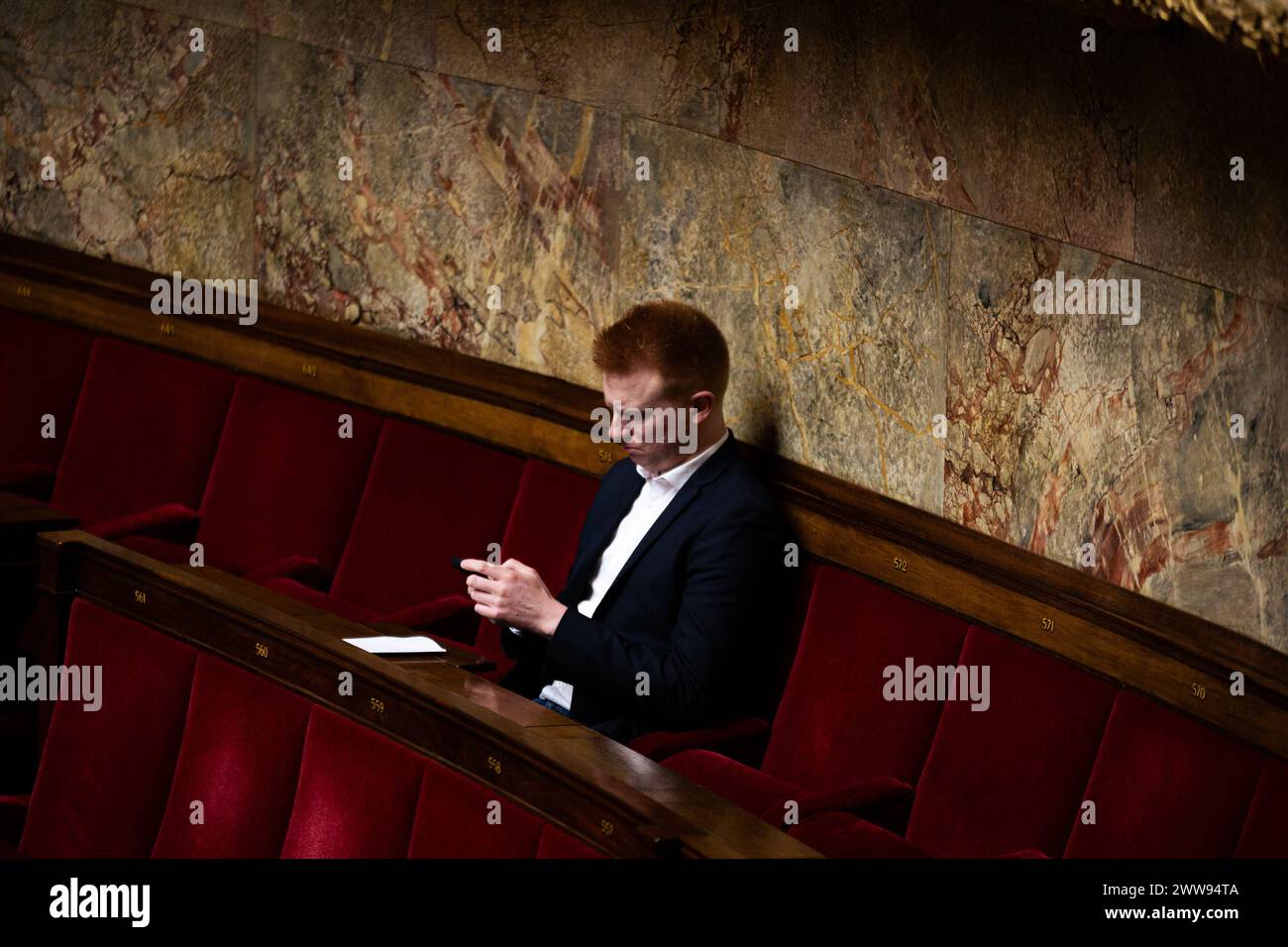 Adrien Quatennens, deputato del gruppo la France Insoumise, visto all'Assemblea nazionale. Una sessione settimanale di interrogatori sul governo francese si svolge nell'Assemblea Nazionale al Palais Bourbon di Parigi. Foto Stock