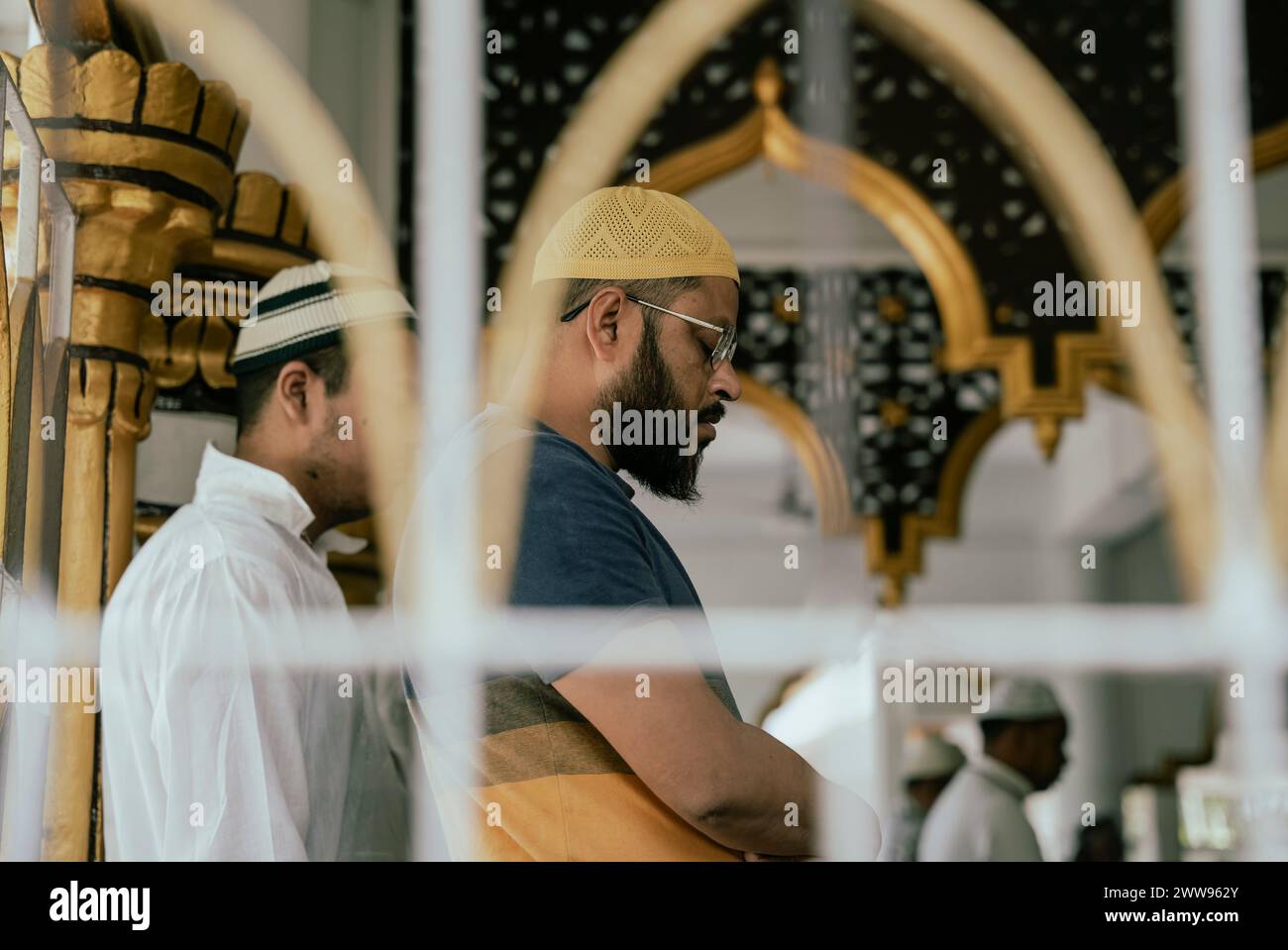 Guwahati, Assam, India. 22 marzo 2024. I devoti musulmani offrono le preghiere del venerdì durante il mese santo del Ramadan in una moschea, il 22 marzo 2024 a Guwahati, Assam, India. Le preghiere del venerdì, note anche come Salat al-Jumu'ah, sono una preghiera congregazionale (Salat) che i musulmani tengono ogni venerdì, poco dopo mezzogiorno invece della preghiera Zuhr. Crediti: David Talukdar/Alamy Live News Foto Stock