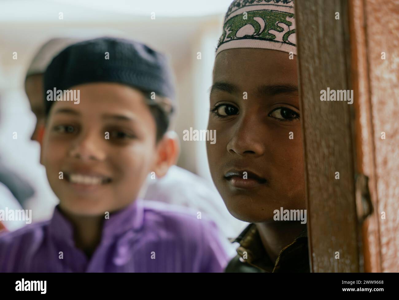 Guwahati, Assam, India. 22 marzo 2024. I bambini musulmani arrivano per offrire le preghiere del venerdì durante il mese santo del Ramadan in una moschea, il 22 marzo 2024 a Guwahati, Assam, India. Le preghiere del venerdì, note anche come Salat al-Jumu'ah, sono una preghiera congregazionale (Salat) che i musulmani tengono ogni venerdì, poco dopo mezzogiorno invece della preghiera Zuhr. Crediti: David Talukdar/Alamy Live News Foto Stock