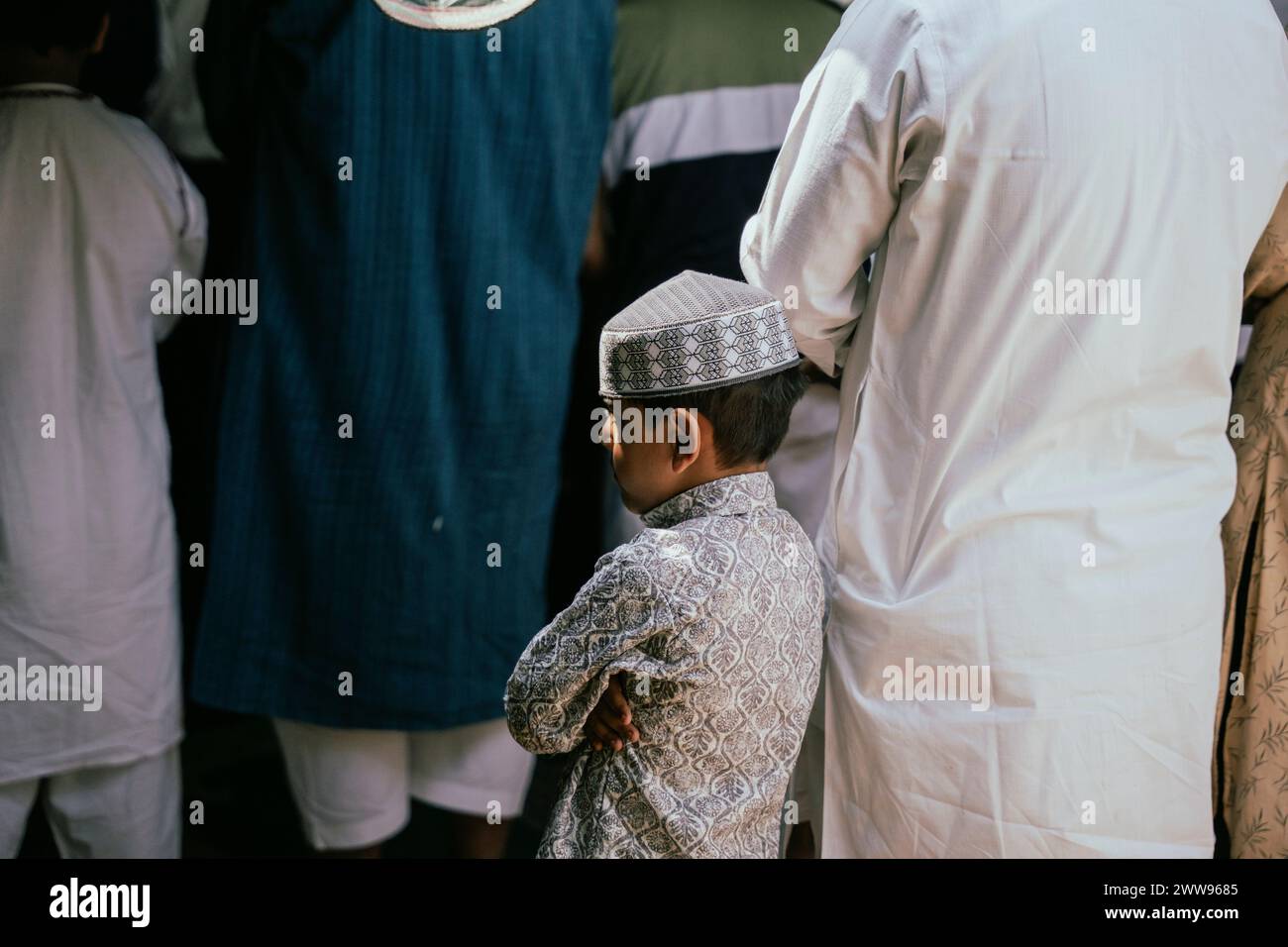 Guwahati, Assam, India. 22 marzo 2024. I devoti musulmani offrono le preghiere del venerdì durante il mese santo del Ramadan in una moschea, il 22 marzo 2024 a Guwahati, Assam, India. Le preghiere del venerdì, note anche come Salat al-Jumu'ah, sono una preghiera congregazionale (Salat) che i musulmani tengono ogni venerdì, poco dopo mezzogiorno invece della preghiera Zuhr. Crediti: David Talukdar/Alamy Live News Foto Stock