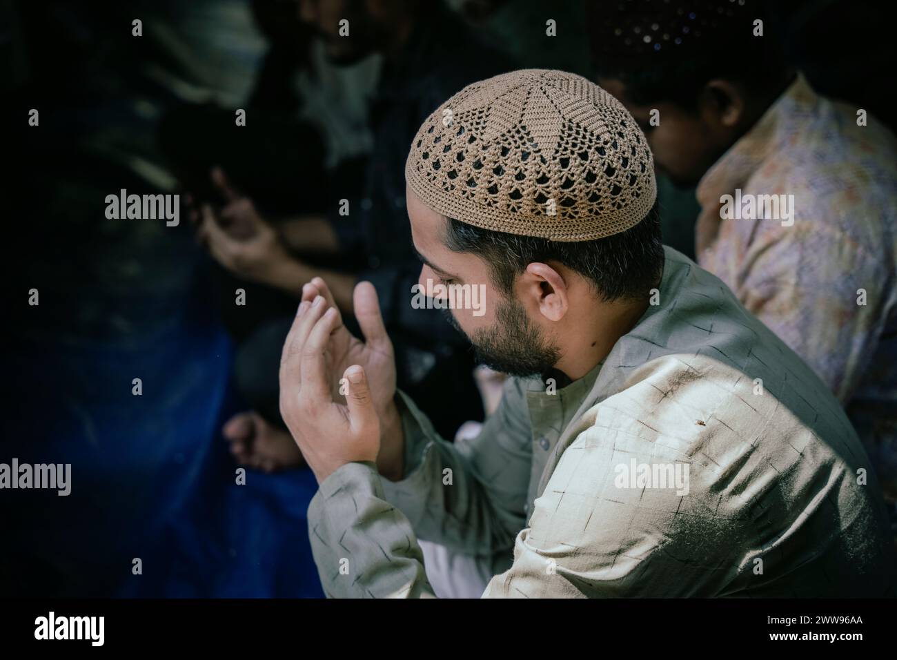 Guwahati, Assam, India. 22 marzo 2024. I devoti musulmani offrono le preghiere del venerdì durante il mese santo del Ramadan in una moschea, il 22 marzo 2024 a Guwahati, Assam, India. Le preghiere del venerdì, note anche come Salat al-Jumu'ah, sono una preghiera congregazionale (Salat) che i musulmani tengono ogni venerdì, poco dopo mezzogiorno invece della preghiera Zuhr. Crediti: David Talukdar/Alamy Live News Foto Stock