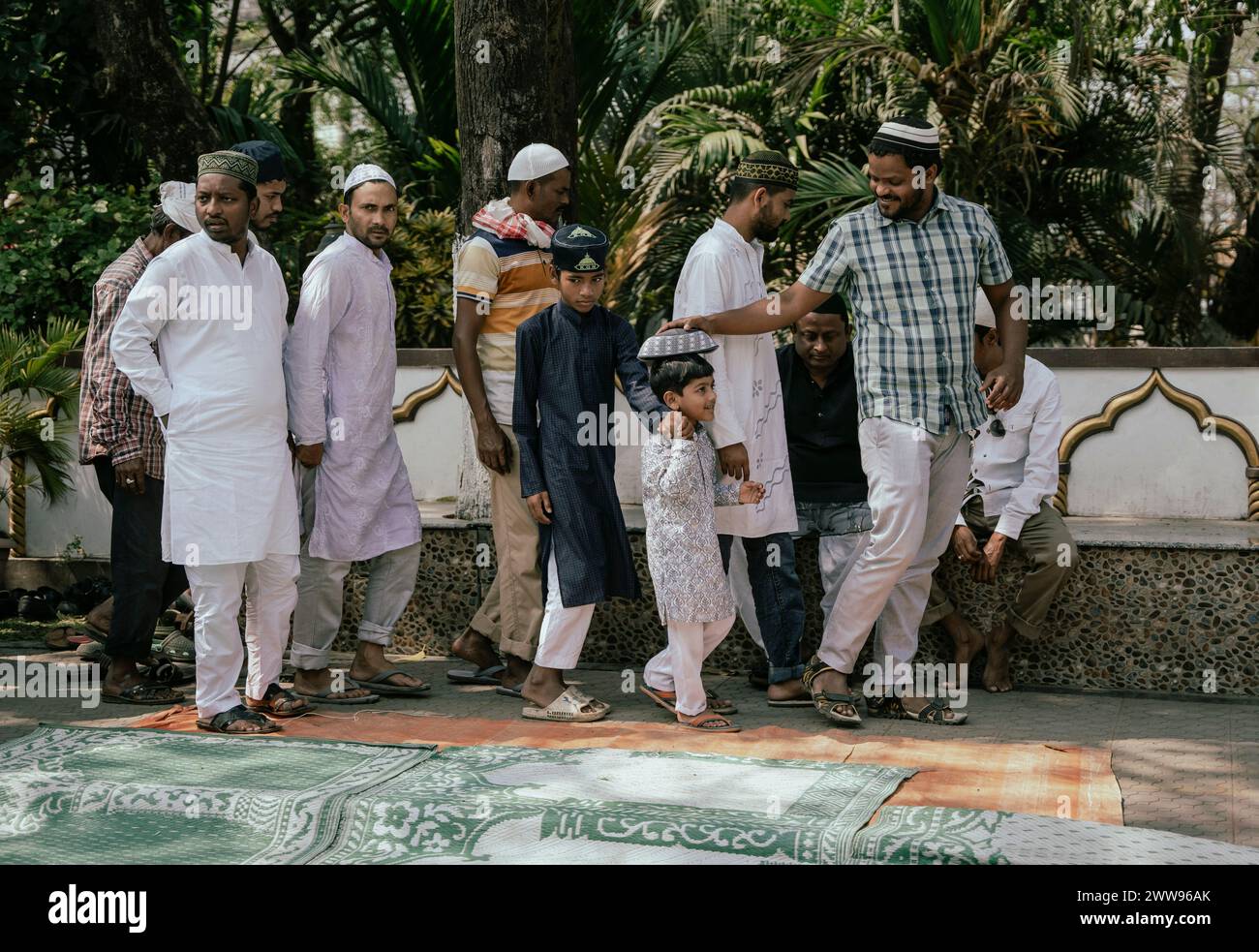 Guwahati, Assam, India. 22 marzo 2024. I devoti musulmani tornano dopo aver offerto le preghiere del venerdì durante il mese santo del Ramadan in una moschea, il 22 marzo 2024 a Guwahati, Assam, India. Le preghiere del venerdì, note anche come Salat al-Jumu'ah, sono una preghiera congregazionale (Salat) che i musulmani tengono ogni venerdì, poco dopo mezzogiorno invece della preghiera Zuhr. Crediti: David Talukdar/Alamy Live News Foto Stock