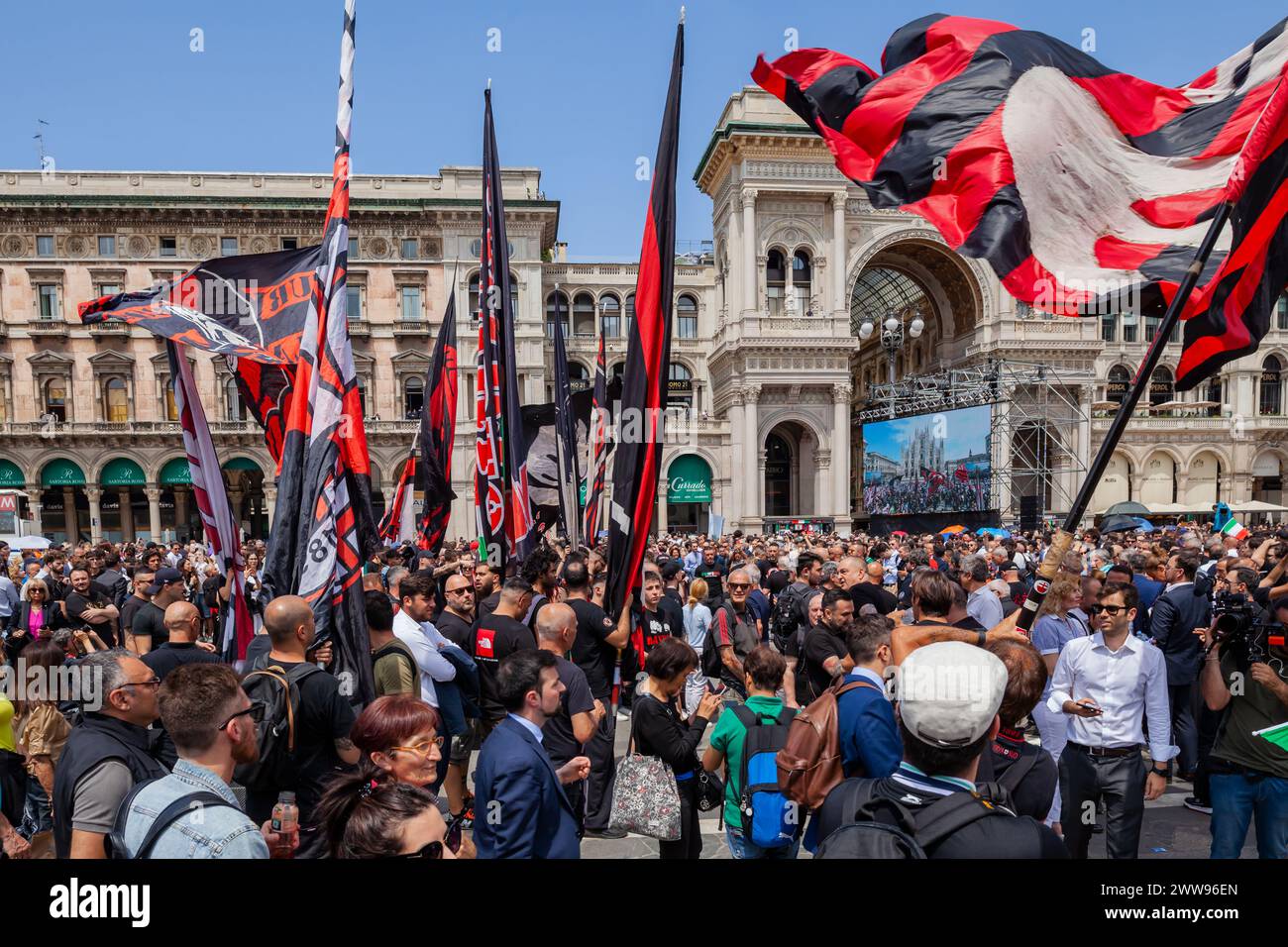 Milano, Italia 2024: Tifosi a sostegno della bandiera milanese con il Duomo di Milano sullo sfondo. Serie A e Champions League Foto Stock
