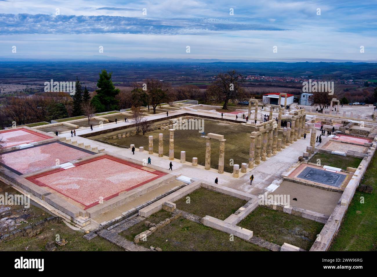 Vergina, Grecia - 5 gennaio 2024: Veduta aerea del Palazzo di Aigai dopo 16 anni di restauro. Il palazzo è dove si trovava Alessandro Magno Foto Stock