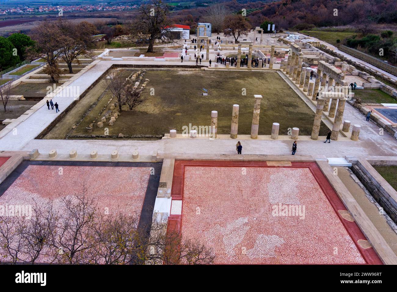 Vergina, Grecia - 5 gennaio 2024: Veduta aerea del Palazzo di Aigai dopo 16 anni di restauro. Il palazzo è dove si trovava Alessandro Magno Foto Stock