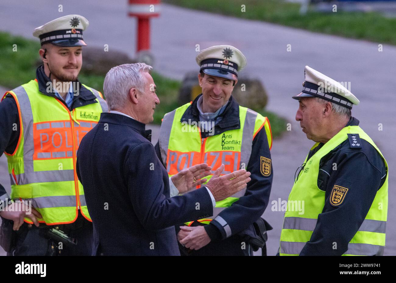 Biberach, Germania. 22 marzo 2024. Prima della serata politica a Gigelberghalle, Thomas Strobl (CDU), ministro degli interni del Baden-Württemberg, parla con gli agenti di polizia. A seguito degli eventi che hanno caratterizzato il mercoledì delle ceneri politico del Partito Verde di quest'anno a Biberach, i politici statali e locali si sono incontrati con le forze di sicurezza per un dialogo tra i cittadini. Crediti: Stefan Puchner/dpa/Alamy Live News Foto Stock