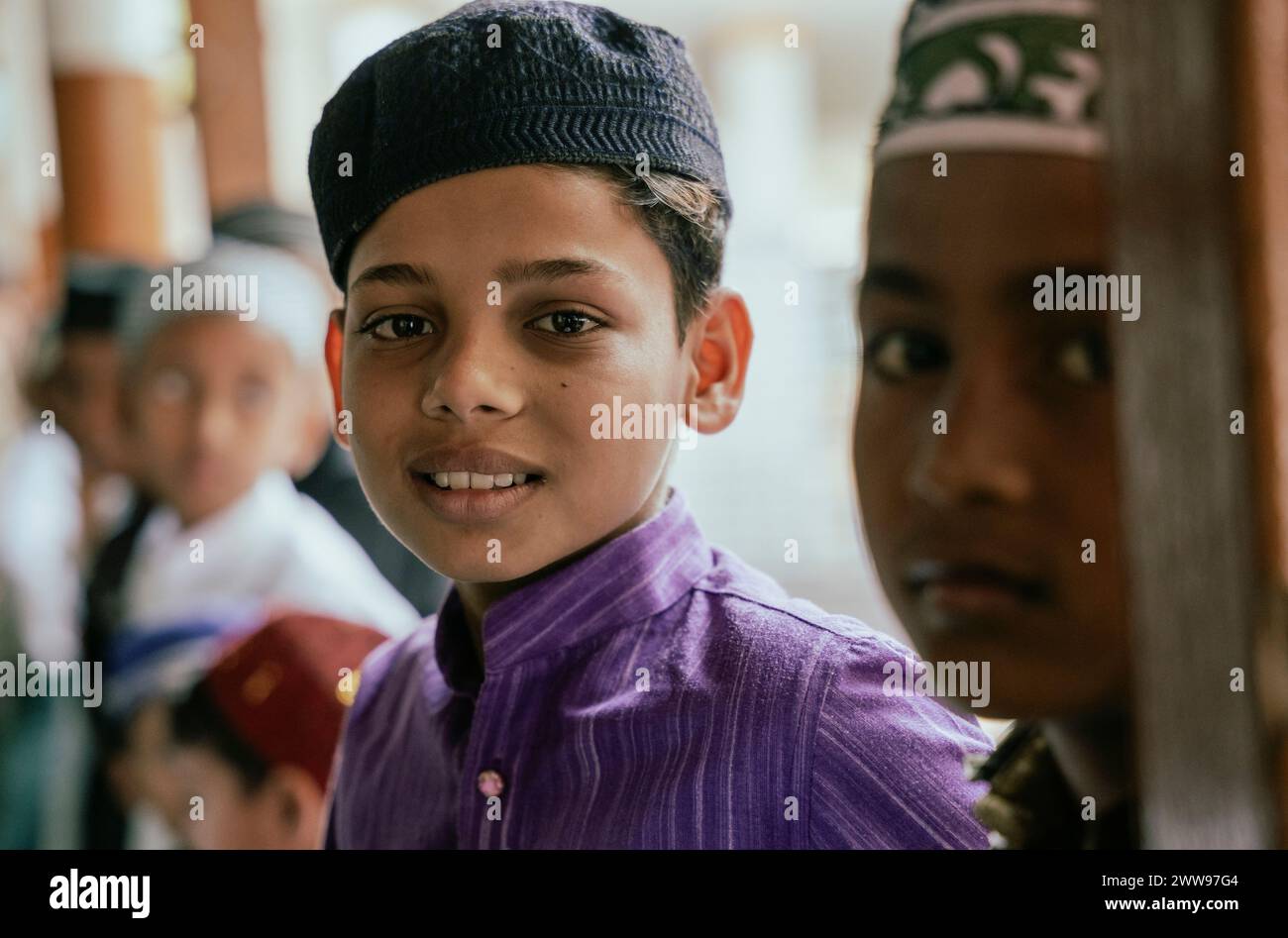 Guwahati, Assam, India. 22 marzo 2024: I bambini musulmani arrivano per offrire le preghiere del venerdì durante il mese santo del Ramadan in una moschea, il 22 marzo 2024 a Guwahati, Assam, India. Le preghiere del venerdì, note anche come Salat al-Jumu'ah, sono una preghiera congregazionale (Salat) che i musulmani tengono ogni venerdì, poco dopo mezzogiorno invece della preghiera Zuhr. (Immagine di credito: © David Talukdar/ZUMA Press Wire) SOLO PER USO EDITORIALE! Non per USO commerciale! Crediti: ZUMA Press, Inc./Alamy Live News Foto Stock